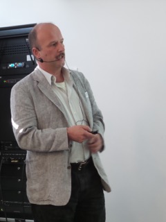 06 Stefan Mischler als Hausbewohner