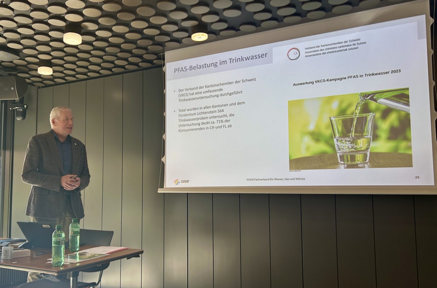 Referent vor der PFAS-Präsentation