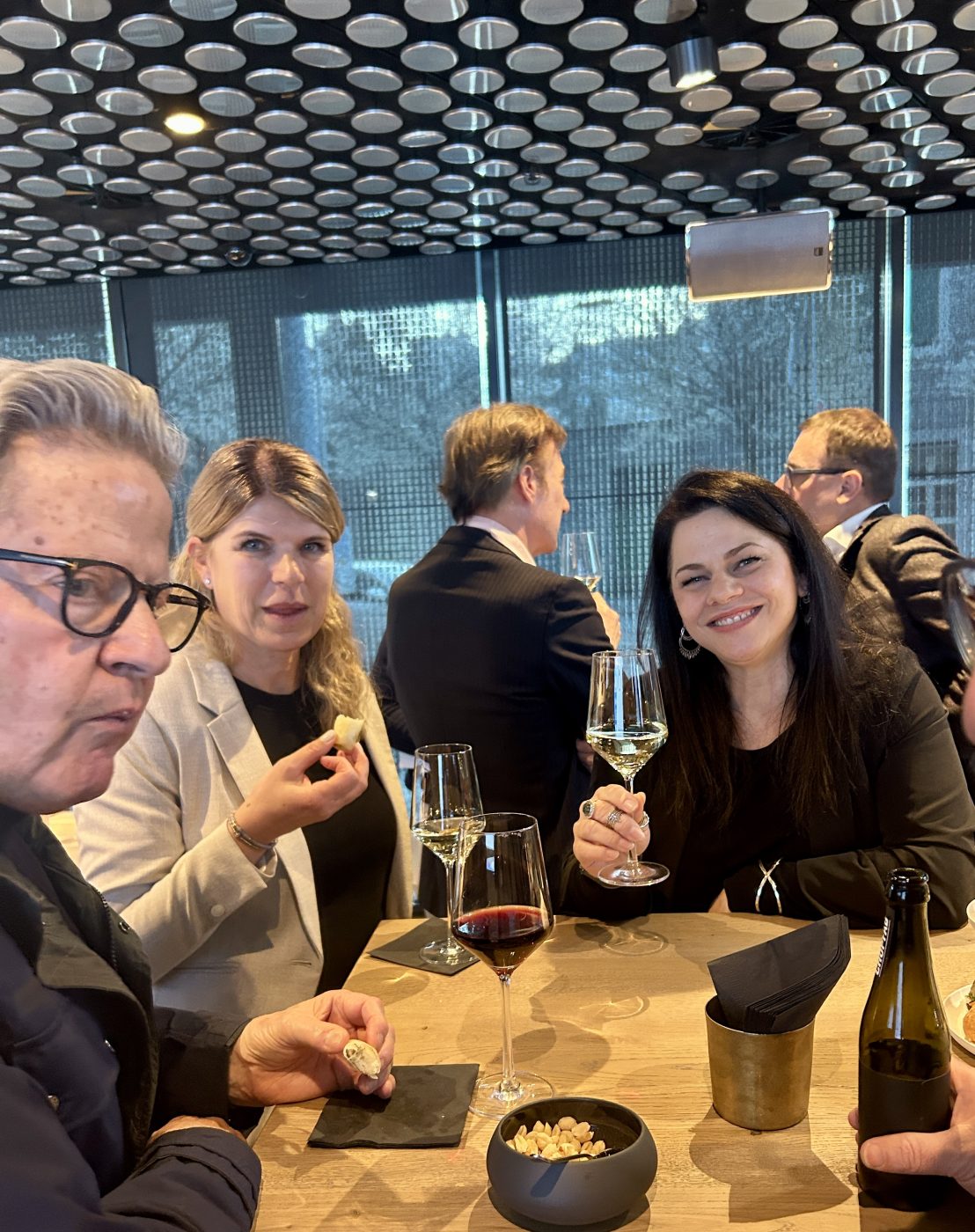 Gäste am Tisch beim Apéro